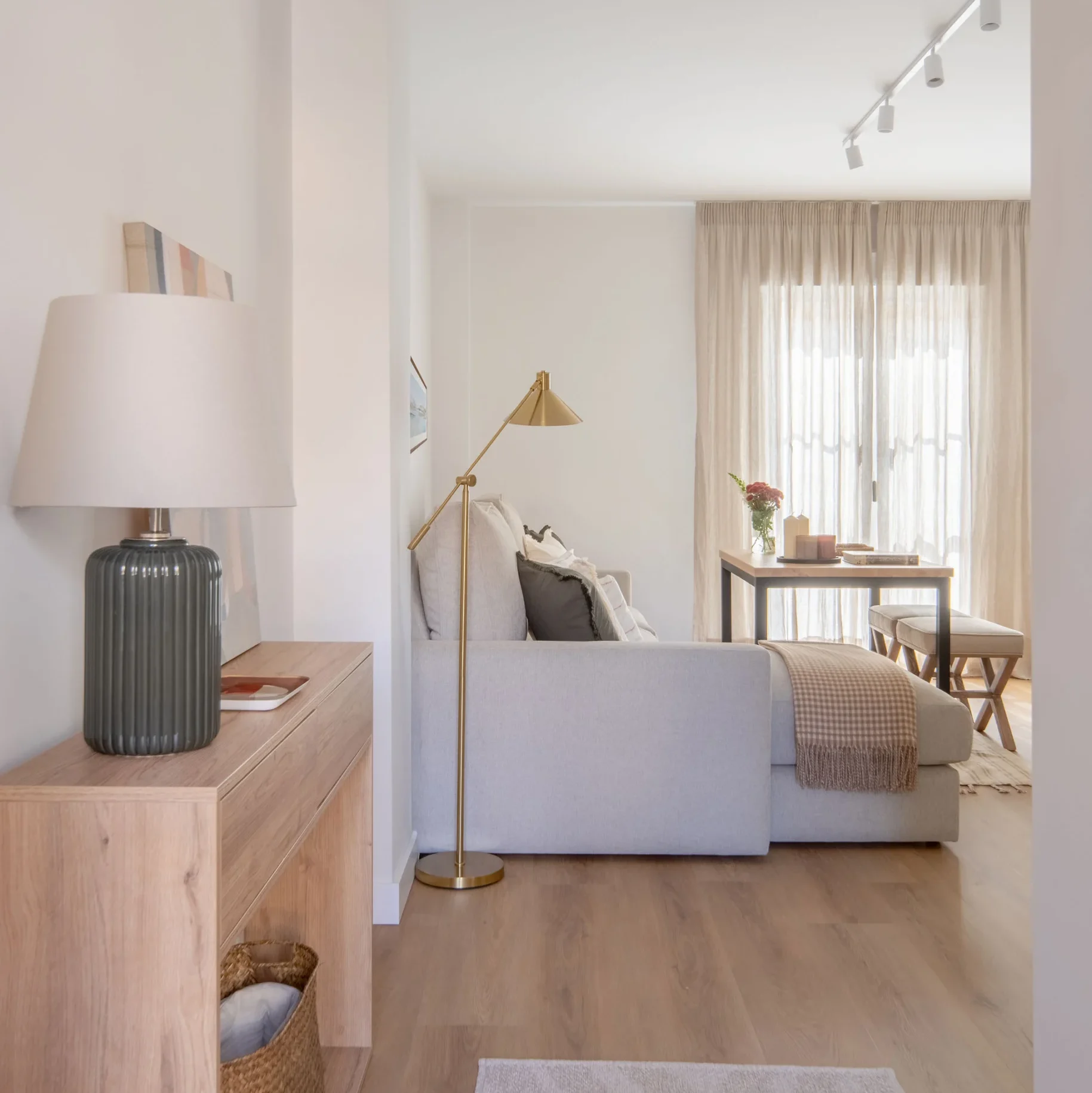 Proyecto reforma integral de piso en Sevilla con interiorismo residencial de estilo cálido, espacios luminosos y diseño funcional a medida.