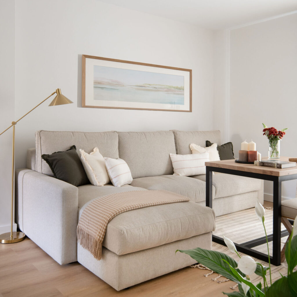 Proyecto reforma integral de piso en Sevilla con interiorismo residencial de estilo cálido, espacios luminosos y diseño funcional a medida.