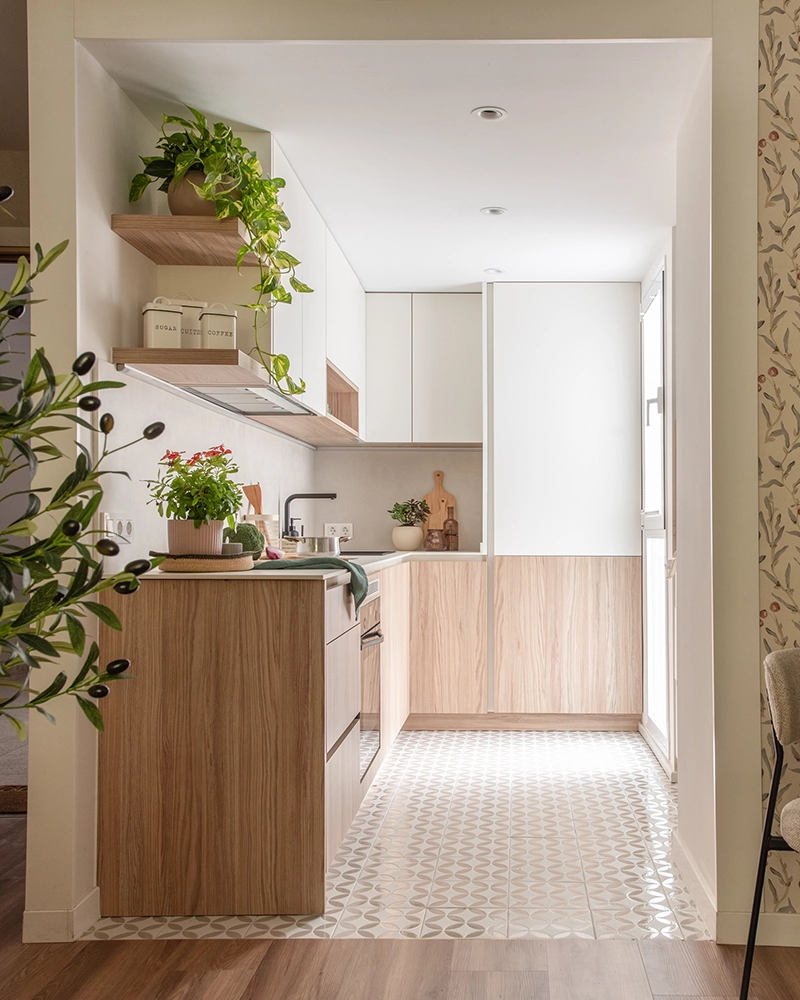 Proyecto Santa María, reforma integral de piso en Sevilla con interiorismo residencial, cocina de diseño funcional, mobiliario a medida y aprovechamiento inteligente del espacio.