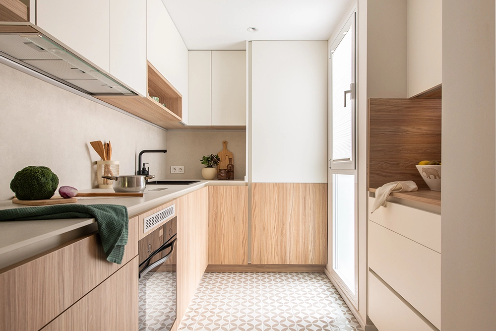 Proyecto Santa María, reforma integral de piso en Sevilla con interiorismo residencial, cocina de diseño funcional, mobiliario a medida y aprovechamiento inteligente del espacio.