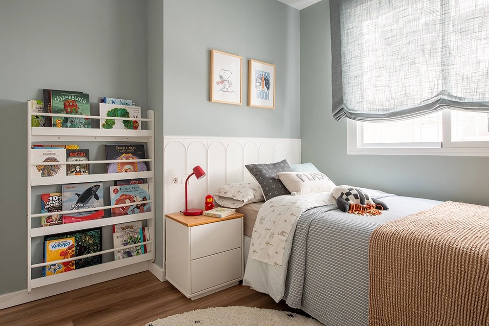 Proyecto Santa María, reforma integral de piso en Sevilla con interiorismo residencial, dormitorio infantil funcional con diseño personalizado y aprovechamiento inteligente del espacio.