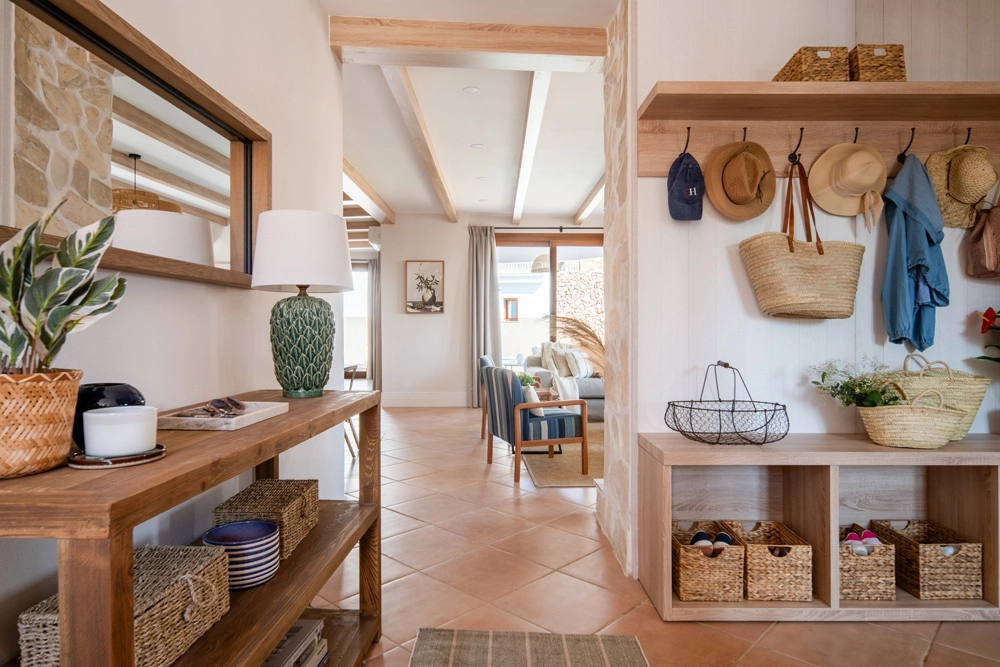 Casa El Pantano, proyecto de interiorismo y decoración en Zufre, Huelva, con recibidor rústico contemporáneo, mobiliario a medida y diseño cálido para segunda residencia.