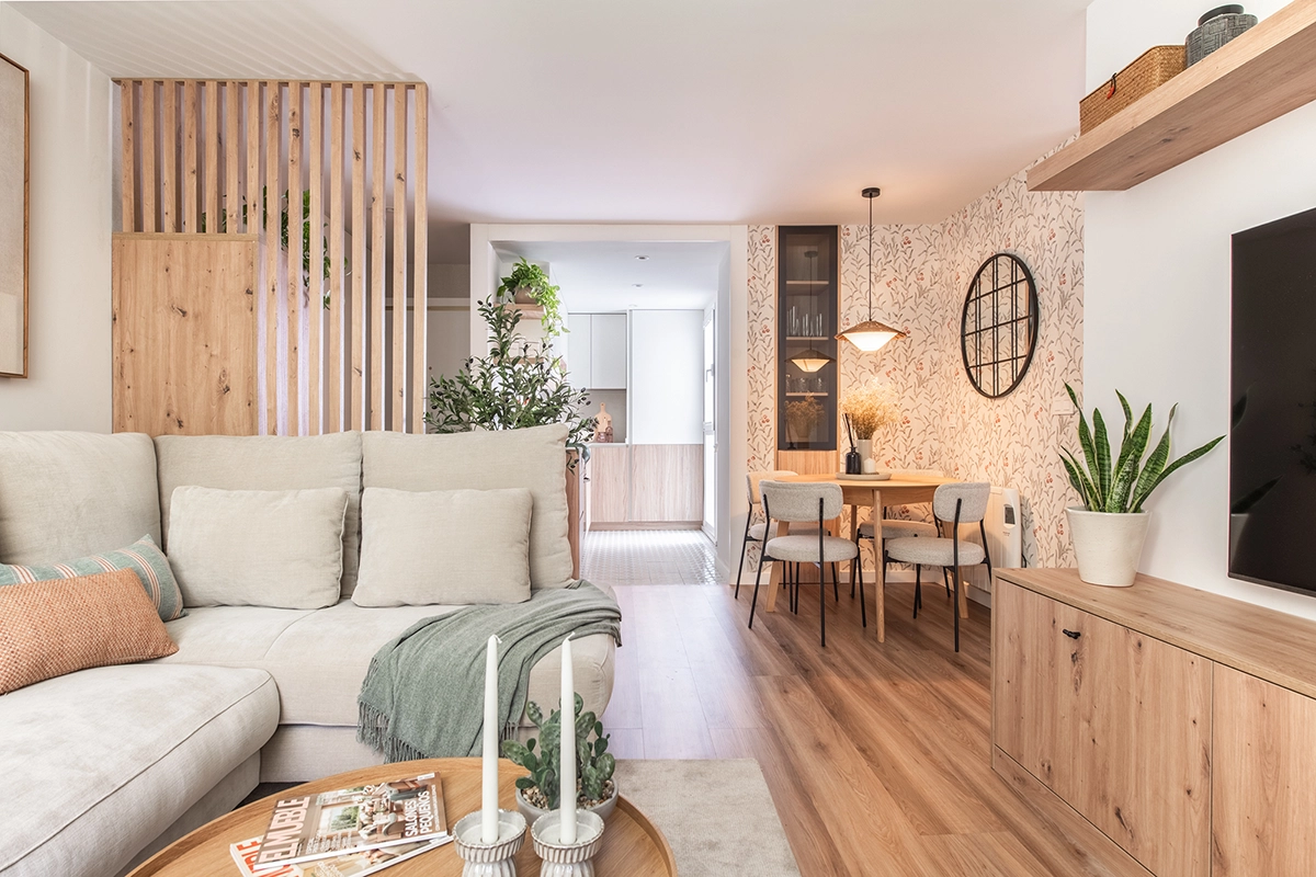Interiorismo residencial en Sevilla con salón de diseño cálido, materiales naturales, mobiliario personalizado y distribución optimizada en vivienda reformada.