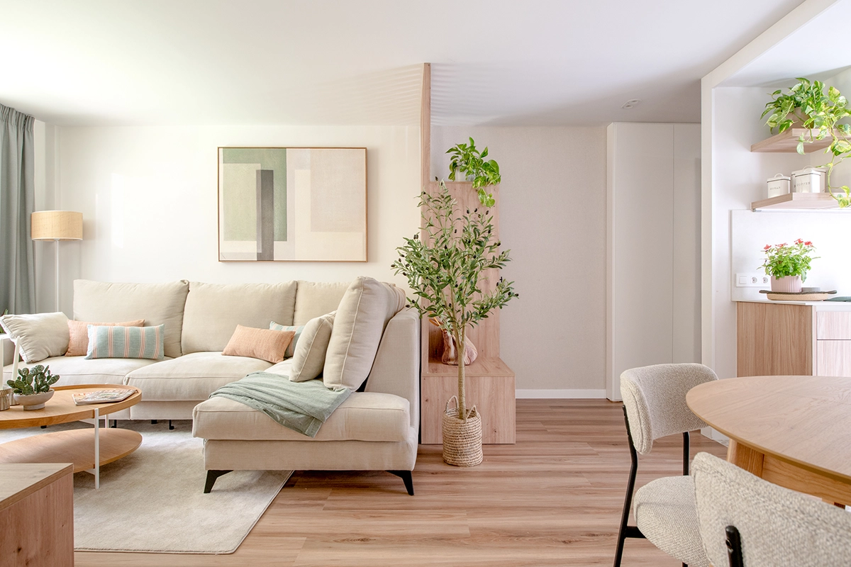 Interiorismo residencial en Sevilla con salón de diseño cálido, materiales naturales, mobiliario personalizado y distribución optimizada en vivienda reformada.