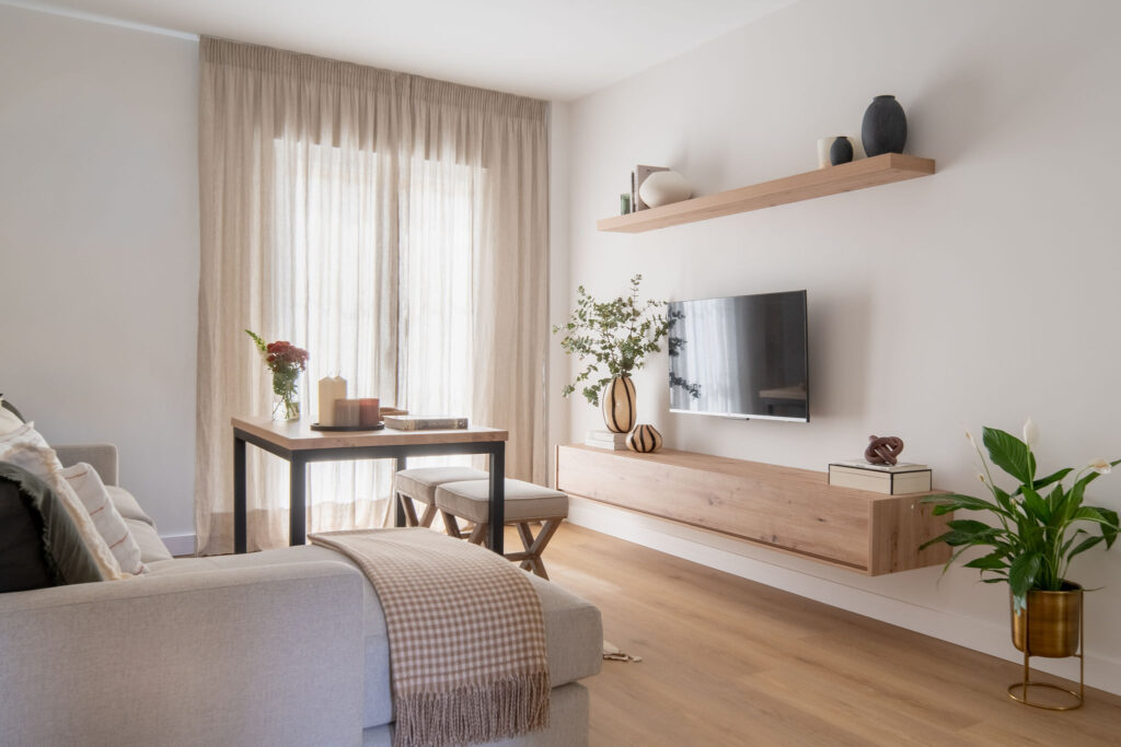 Reforma integral de vivienda en Sevilla con proyecto de interiorismo residencial, salón abierto, luz natural y diseño funcional a medida.
