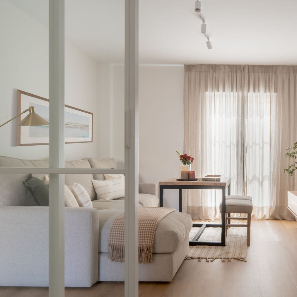 Proyecto Santa María, reforma integral de piso en Sevilla con interiorismo residencial, salón luminoso, distribución optimizada y diseño cálido y funcional.