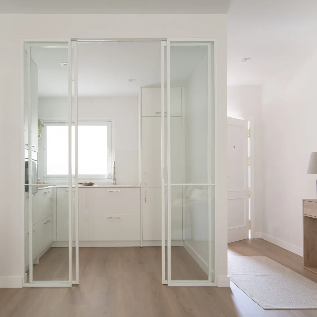 ENTRADA A COCINA DE Reforma integral de vivienda en Sevilla con proyecto de interiorismo residencial luz natural y diseño funcional a medida.