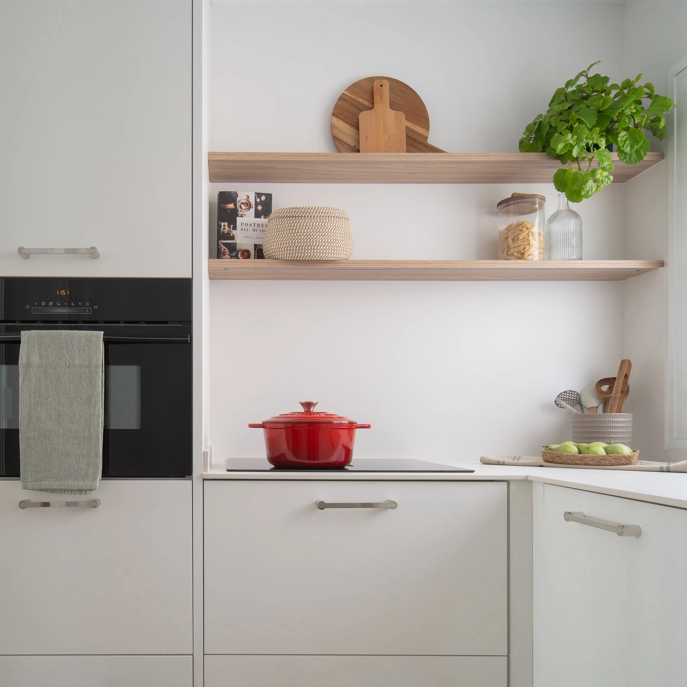 COCINA DE Reforma integral de vivienda en Sevilla con proyecto de interiorismo residencial luz natural y diseño funcional a medida.