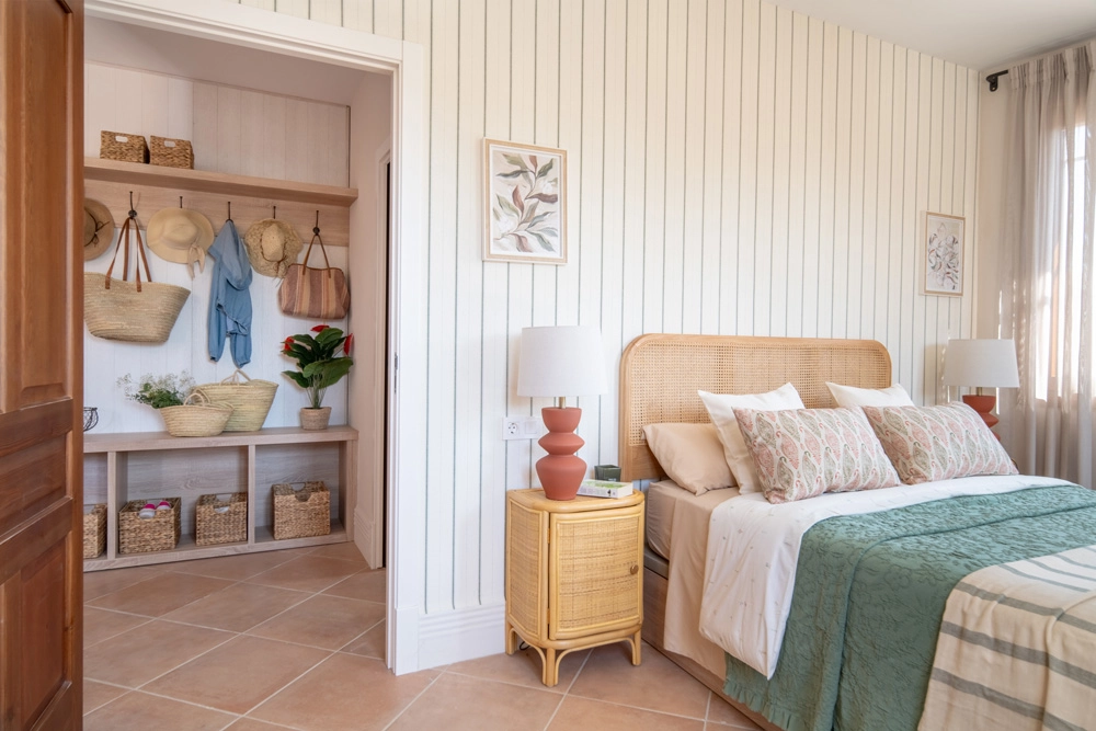 Dormitorio de Casa El Pantano, proyecto de interiorismo y decoración en Zufre, Huelva, con diseño rústico contemporáneo, materiales naturales y soluciones de almacenaje integradas.
