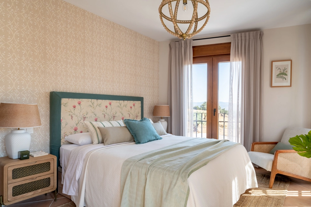 Dormitorio principal en Casa El Pantano, proyecto de interiorismo y decoración en Zufre, Huelva, con diseño cálido, textiles naturales y estilo rústico contemporáneo.