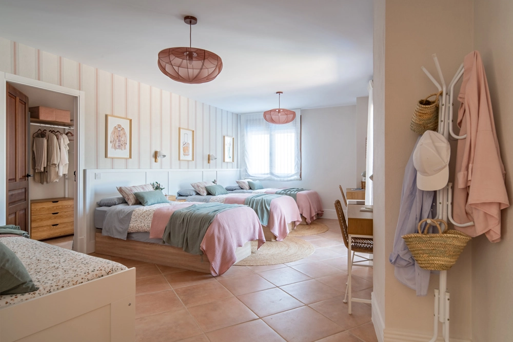 Dormitorio infantil compartido en Casa El Pantano, proyecto de interiorismo y decoración en Zufre, Huelva, con diseño cálido, tonos suaves y estética rústico contemporánea.
