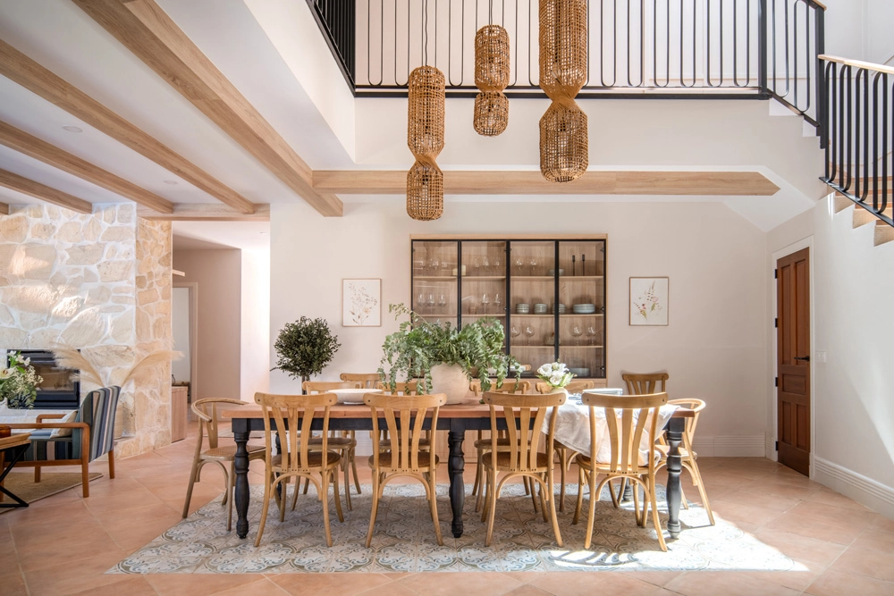 Casa El Pantano, proyecto de interiorismo y decoración en Zufre, Huelva, con salón rústico contemporáneo, chimenea de piedra y diseño cálido de segunda residencia.