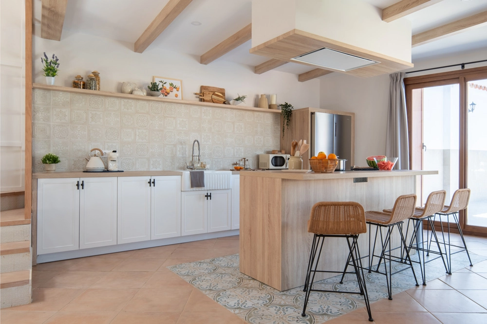 Casa El Pantano, proyecto de interiorismo y decoración en Zufre, Huelva, con salón rústico contemporáneo, chimenea de piedra y diseño cálido de segunda residencia.