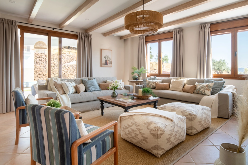 Casa El Pantano, proyecto de interiorismo y decoración en Zufre, Huelva, con salón rústico contemporáneo, chimenea de piedra y diseño cálido de segunda residencia.