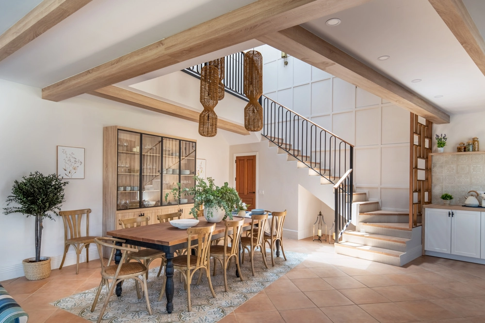 Casa El Pantano, proyecto de interiorismo y decoración en Zufre, Huelva, con salón rústico contemporáneo, chimenea de piedra y diseño cálido de segunda residencia.