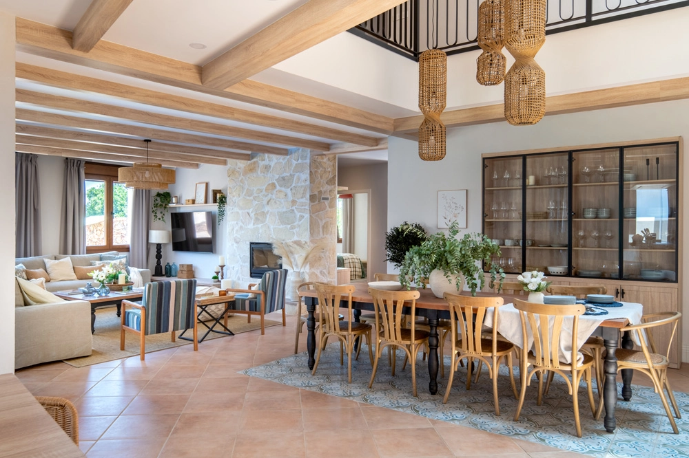 Casa El Pantano, proyecto de interiorismo y decoración en Zufre, Huelva, con salón rústico contemporáneo, chimenea de piedra y diseño cálido de segunda residencia.